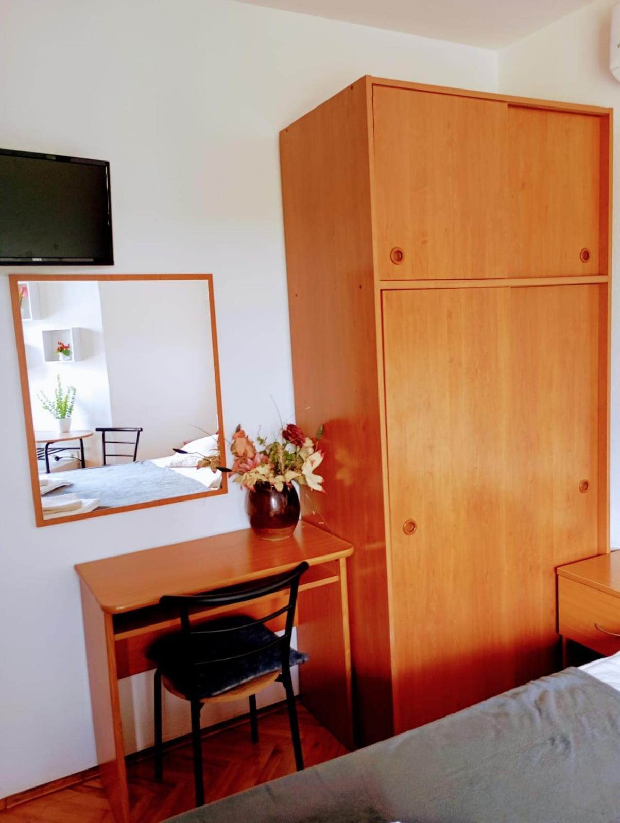 Rooms Helena Кърк Екстериор снимка