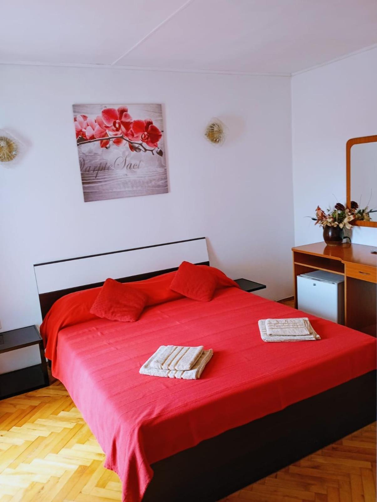 Rooms Helena Кърк Екстериор снимка